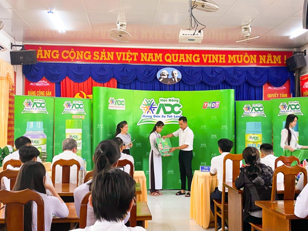 Lễ trao học bổng ADC – Mang Đến Sự Tốt Lành cho em với sự tham dự rất nhiều Mạnh Thường Quân, bạn bè