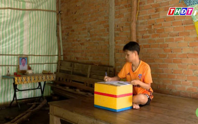 Hồ Khánh Duy – Nghị lực vượt khó của cậu học trò chèo xuồng đến trường