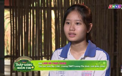 Đi bộ qua con đường lầy qua những vuông tôm để đến với ước mơ